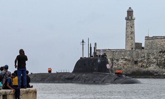 El submarino de propulsión nuclear Kazan entrando a La Habana.