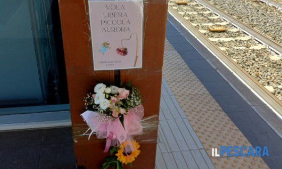 Inscripción en homenaje a la menor de edad fallecida en la estación de tren.
