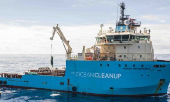 Barco de The Ocean Cleanup en medio del océano