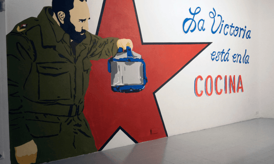 Mural que representa a Fidel guiando con una olla de cocina en la mano. Al lado un cartel: "La victoria está en la cocina"...
