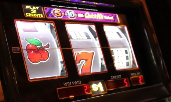 Máquina de tragamonedas en un casino.