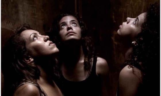 Tres mujeres miran a lo alto. Foto: Dunia Cordero