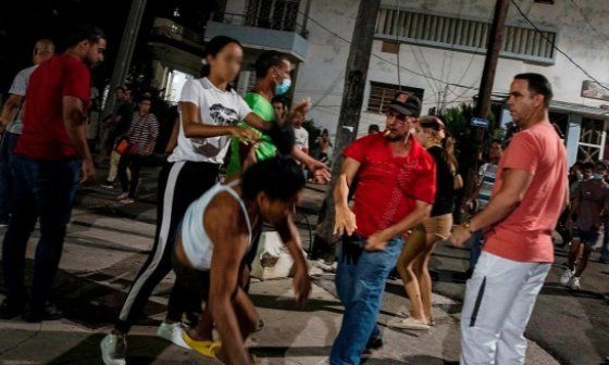 Defensores del régimen agreden a una mujer que protestaba en La Habana.