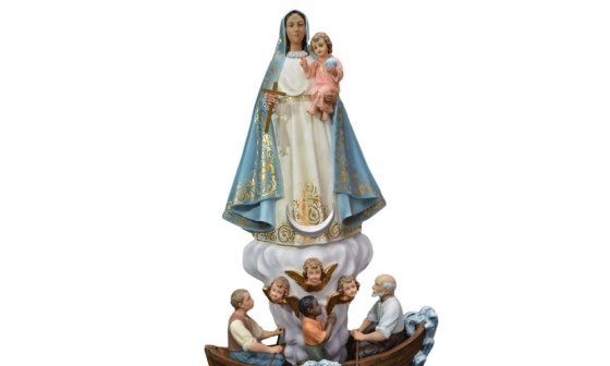 Imagen de la Virgen de la Caridad del Cobre realizada en pasta cartón madera siguiendo el mismo proceso artesanal desde 1880. 