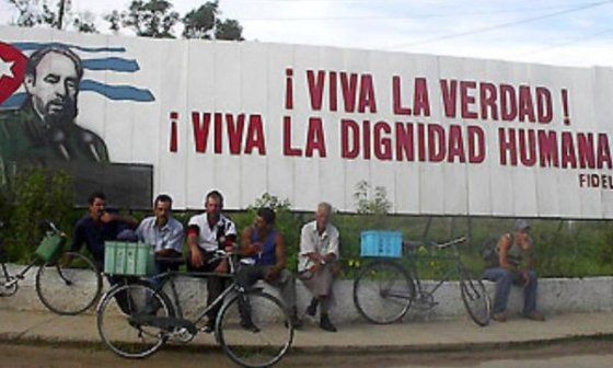 Cartel de Viva la Verdad en calle de Cuba