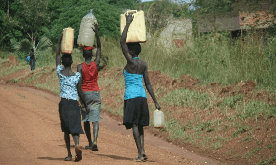 Mujeres en África cargando agua por grandes distancias.