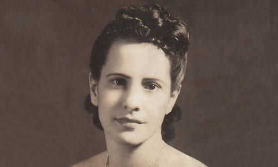La escritora cubana María de los Ángeles Fernández Paz, que publicó bajo el seudónimo de Lira de los Ángeles, nació en la ciudad de Holguín en 1912.