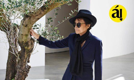 Yoko Ono junto a su "Árbol de los deseos" en Nueva York.