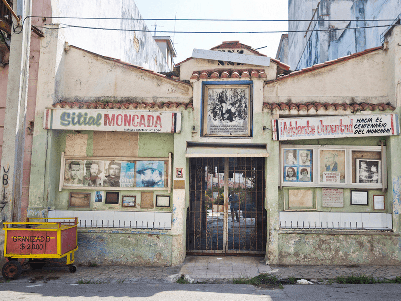 Edificio pintado con propaganda comunista en Cuba.