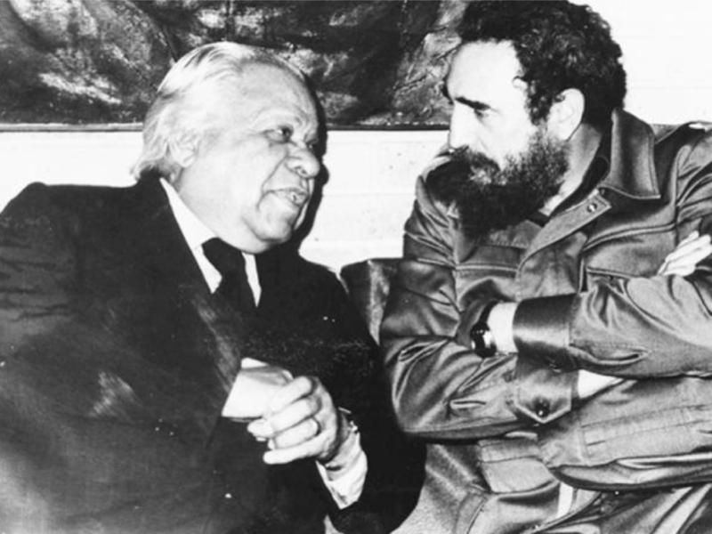 El poeta Nicolás Guillén junto a Fidel Castro.