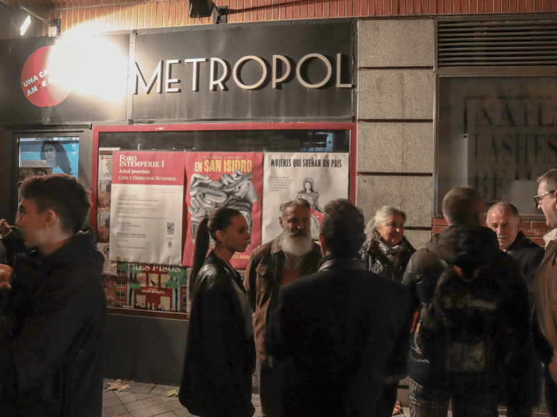 Participantes al Foro Intemperie fuera del Artistic Metropol, en Madrid.