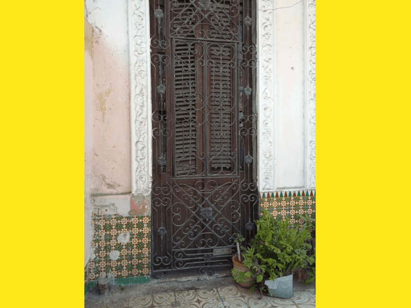 Puerta antigua en la Calzada de Jesús del Monte, en La Habana, Cuba.