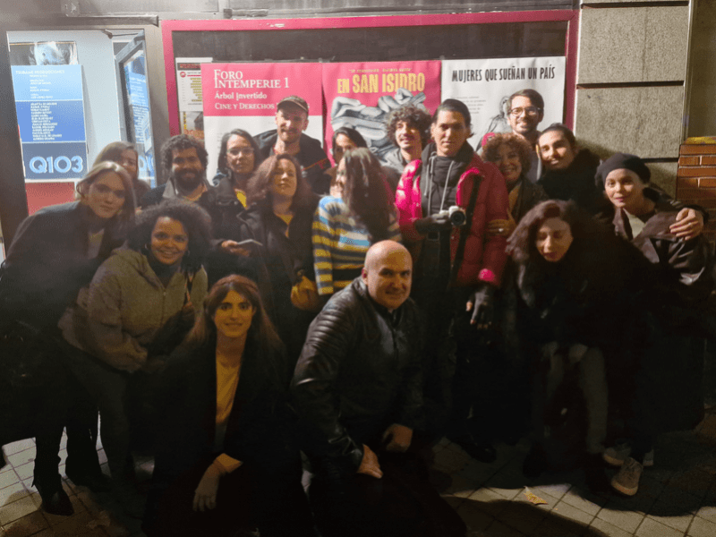 Participantes al primer Foro Intemperie posando juntos fuera del Artistic Metropol en Madrid.
