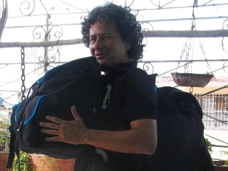 Rafael Vilches con dos mochilas.