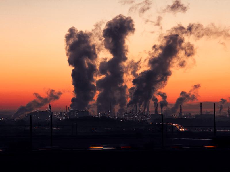 Emisiones de gases contaminantes sobre el horizonte.
