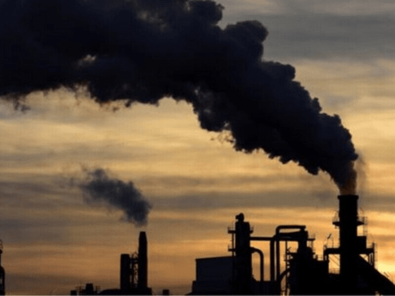 Emisiones de gases contaminantes a partir de la quema de combustibles fósiles.