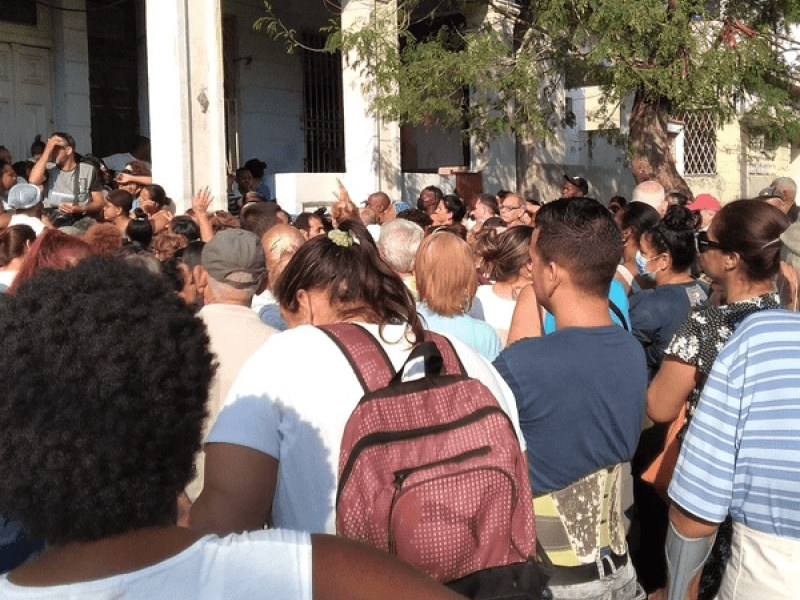 Personas aglomeradas haciendo cola en La Habana.