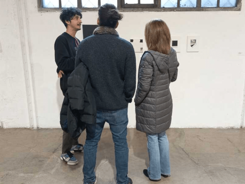 El artista visual Julio Llópiz-Casal conversando con el público asistente al Foro Intemperie 2.