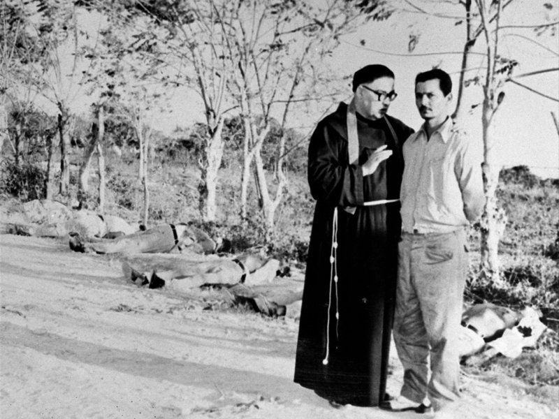 Foto histórica de fusilamientos en Cuba en 1959. Sacerdote brinda consuelo a Aristidez Díaz antes de ser fusilado.