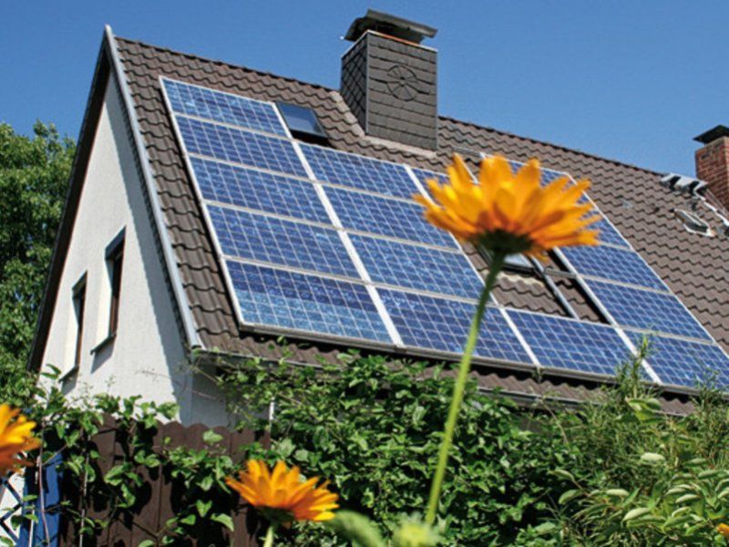 Paneles solares en el techo de una casa.