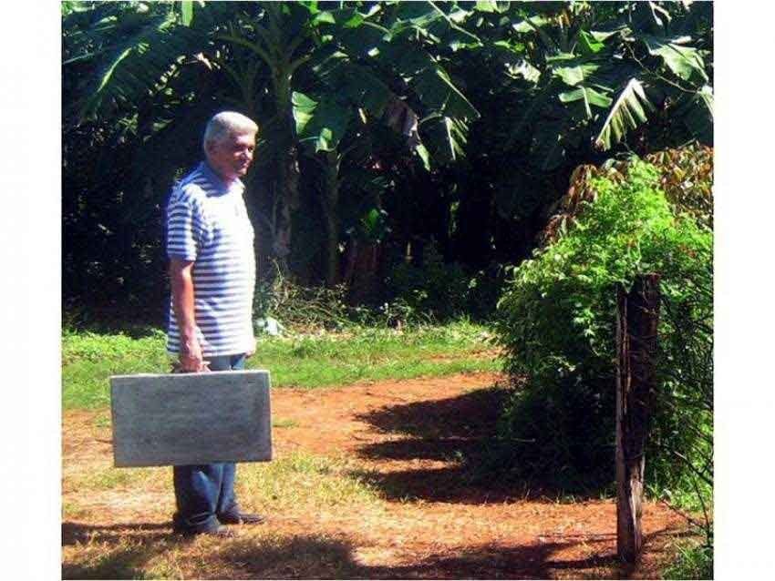 Poeta cubano Roberto Manzano, durante filmación del videoarte "Patria de mis ojos". |  Imagen:  