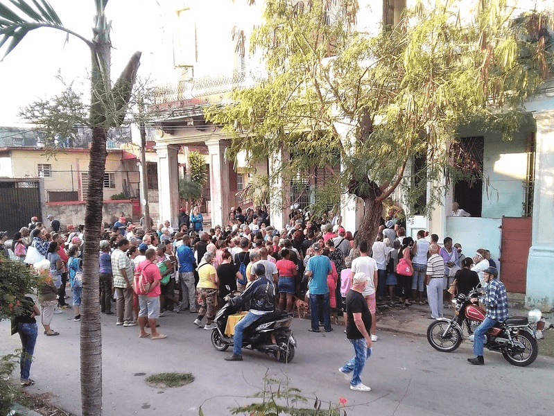 Colas para comprar alimentos en Cuba. |  Imagen:  Alberto Garrandés