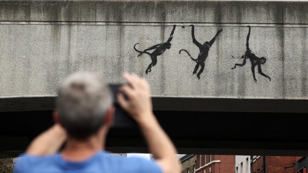 Obra stencil del artista urbano Banksy en Londres. |  Imagen:  