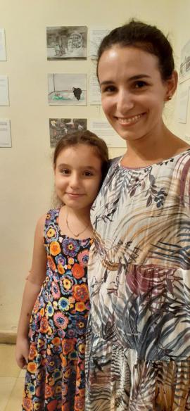 La curadora Isel Arango y su hija, en la exposición "Iter Criminis".