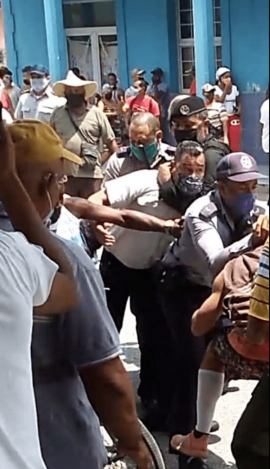 El pastor Lorenzo Rosales siendo reprimido por la policía el 11J. 