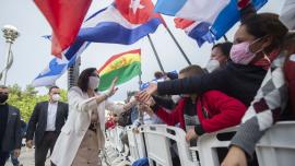 Isabel Díaz Ayuso en camapaña saluda a sus electores, banderas cubanas.