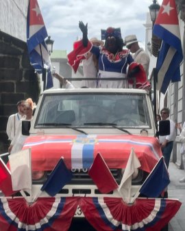 Negra Tomaza en carnaval de Las Palmas en canarias montada en un coche